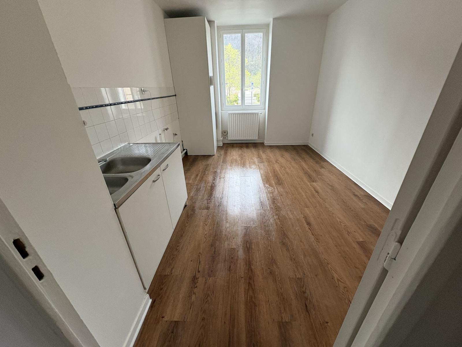 
                                                Location
                                                 Très grand T3 calme, climatisé avec parking