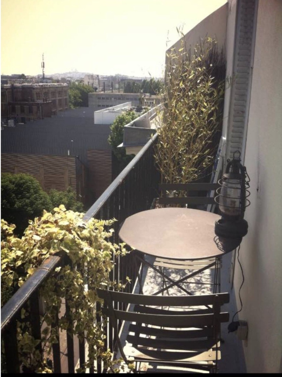 
                                                Location
                                                 TRES JOLI STUDIO