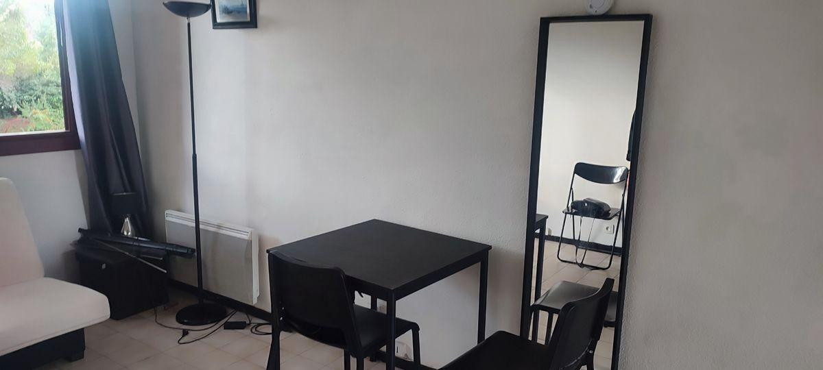
                                                Location
                                                 Très joli studio meublé 19m²