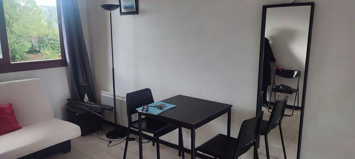 
                                                Location
                                                 Très joli studio meublé 19m²