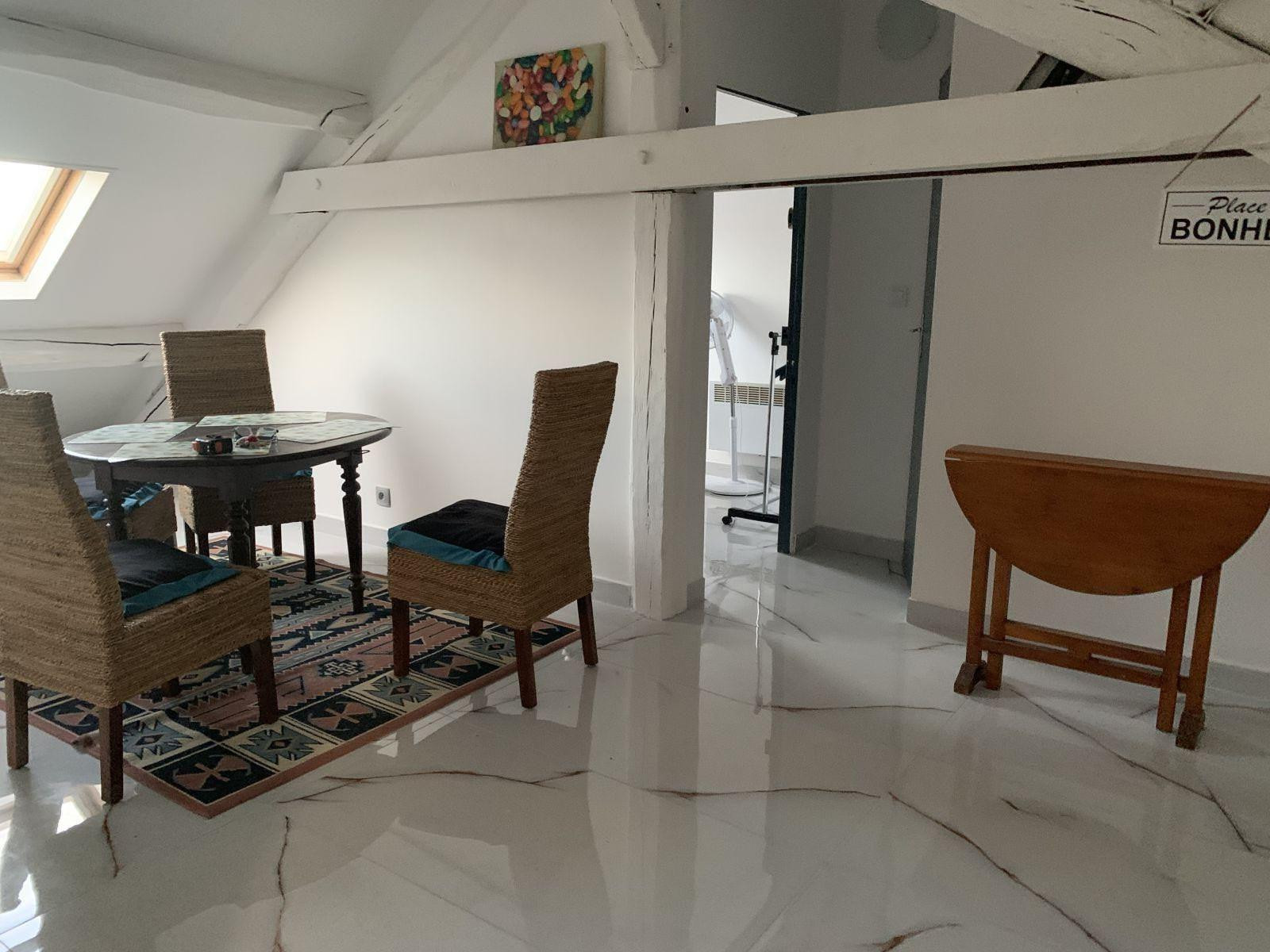 
                                                Location
                                                 Triangle d’or 2 pièces de 50m2 au sol meubles 810€