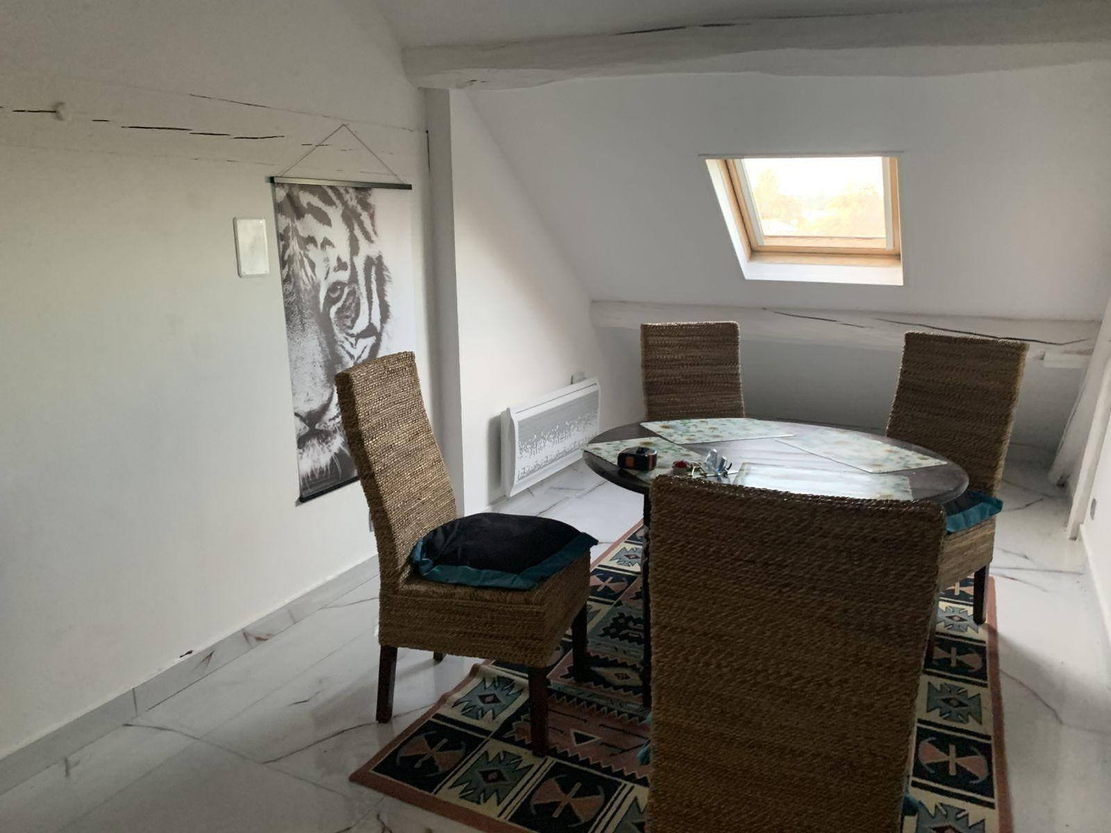 
                                                Location
                                                 Triangle d’or 2 pièces de 50m2 au sol meubles 810€