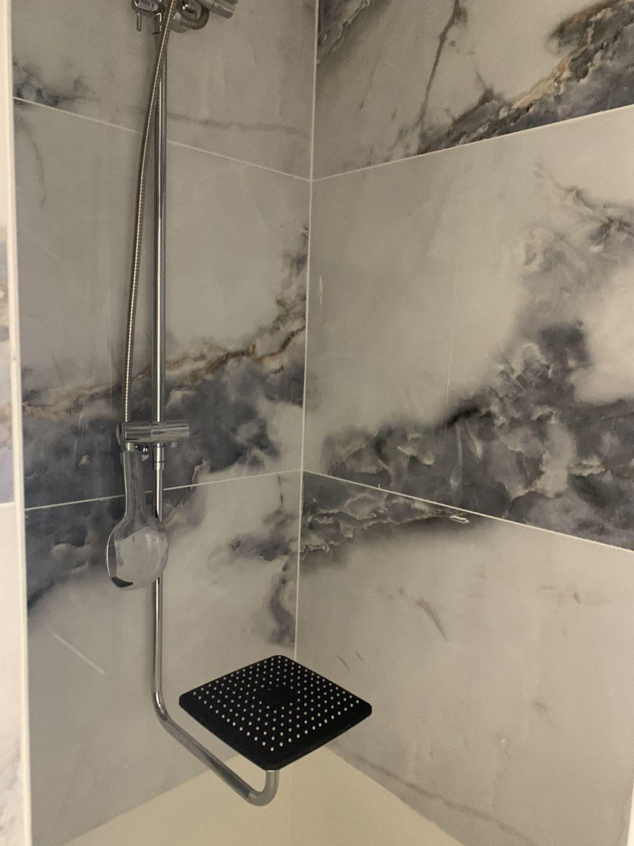 
                                                Location
                                                 Triangle d’or 2 pièces de 50m2 au sol meubles 810€