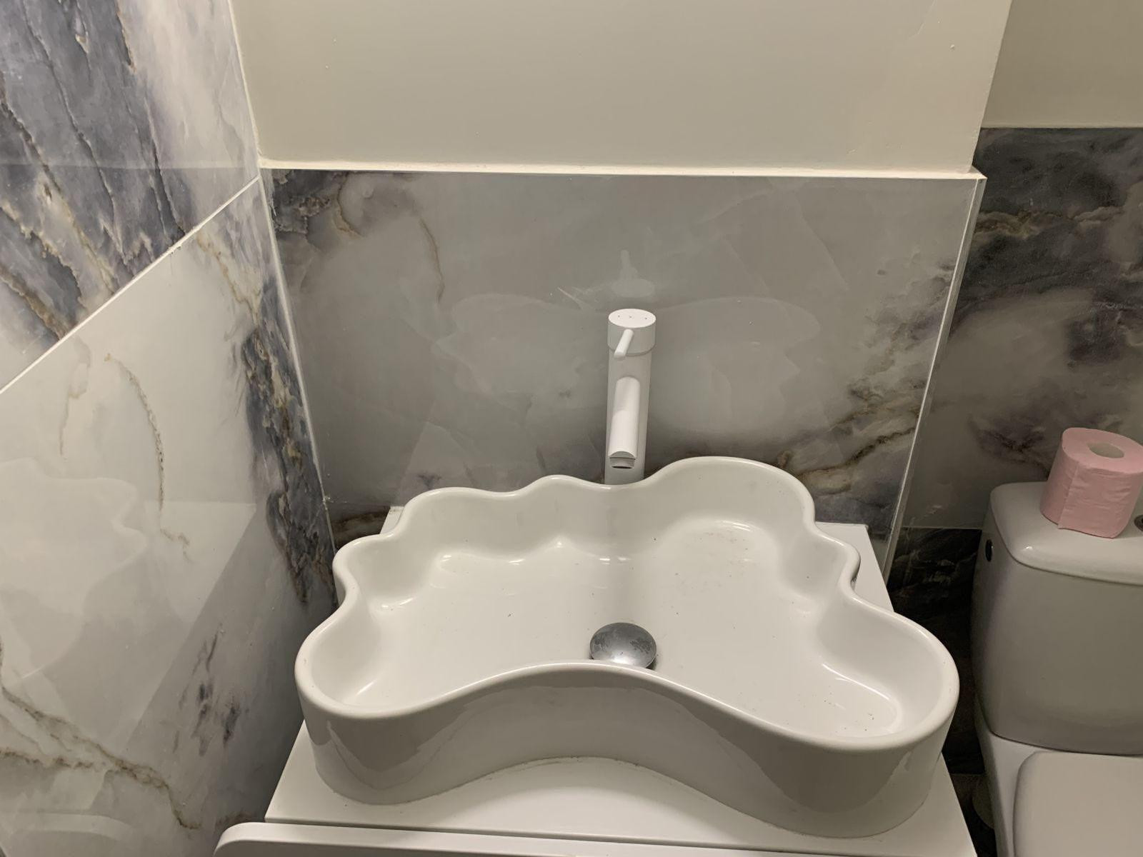 
                                                Location
                                                 Triangle d’or 2 pièces de 50m2 au sol meubles 810€