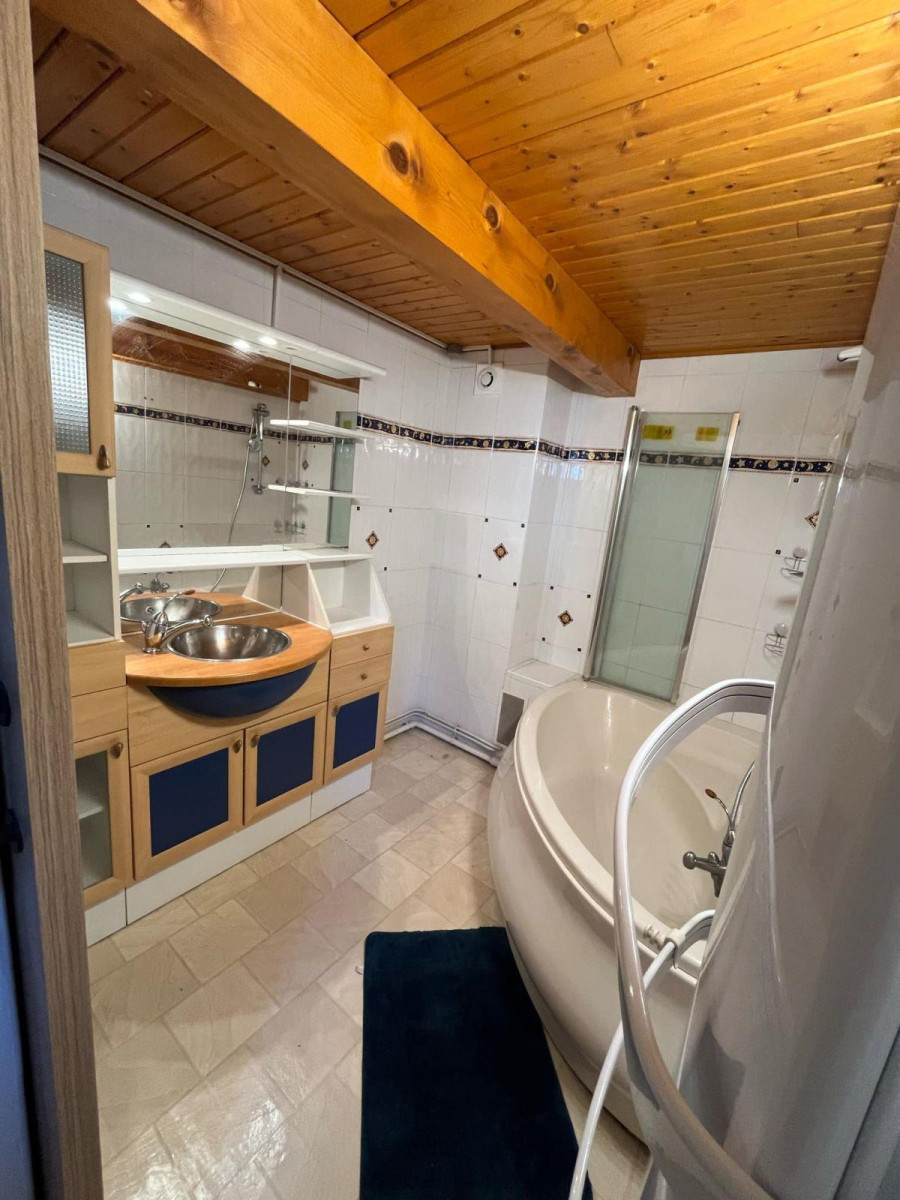 
                                                Location
                                                 Triplex en open space