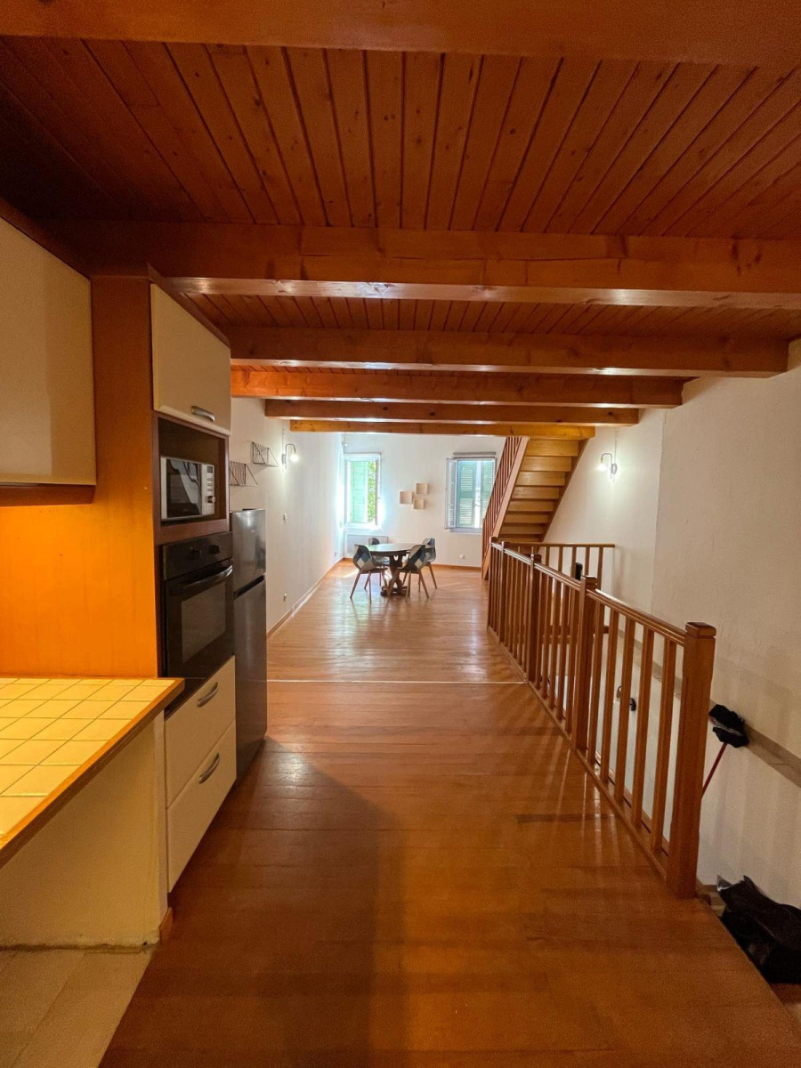 
                                                Location
                                                 Triplex en open space