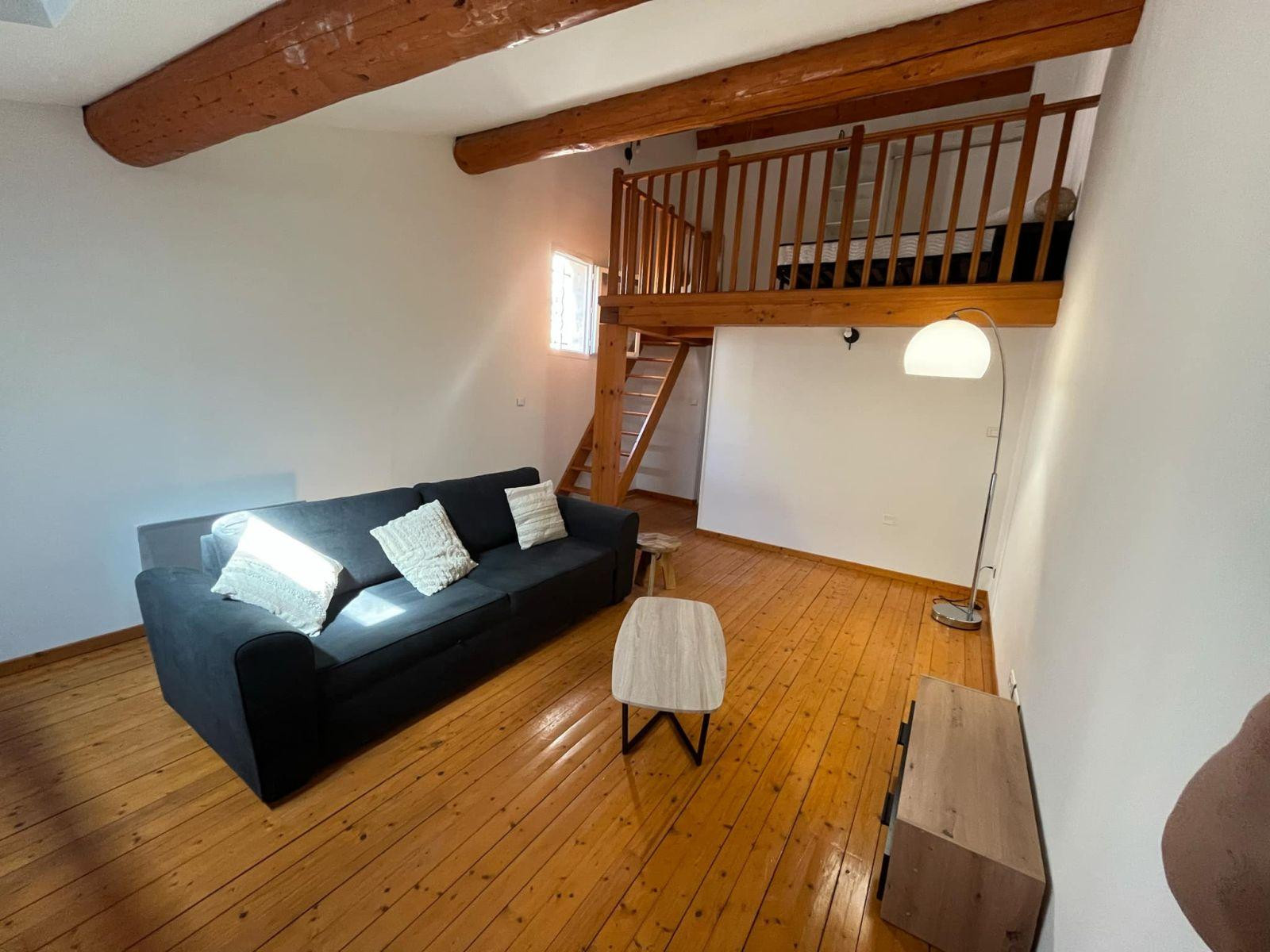 
                                                Location
                                                 Triplex en open space