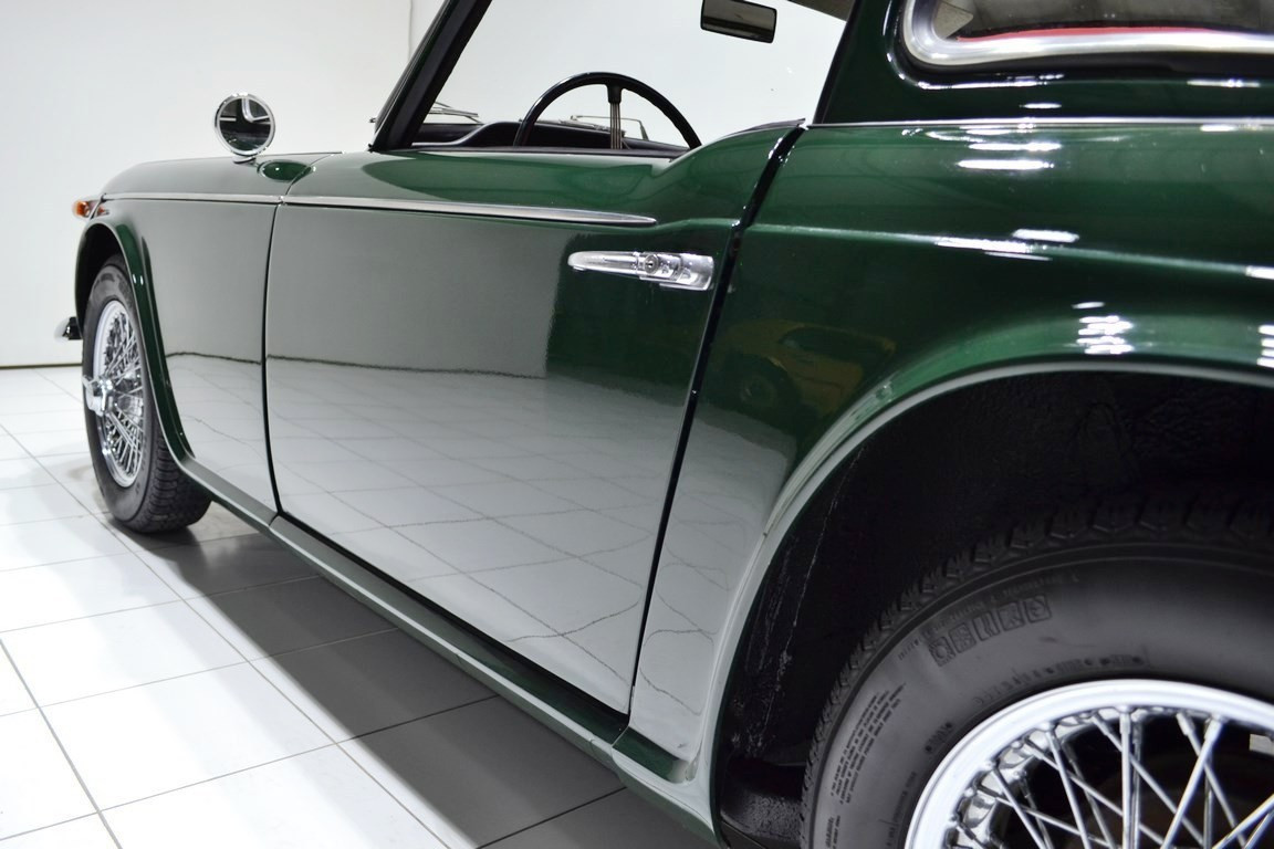 
                                                Voiture
                                                 TRIUMPH TR4 A IRS Surrey Top + OD