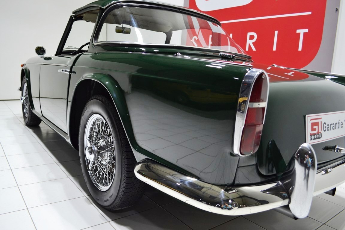 
                                                Voiture
                                                 TRIUMPH TR4 A IRS Surrey Top + OD