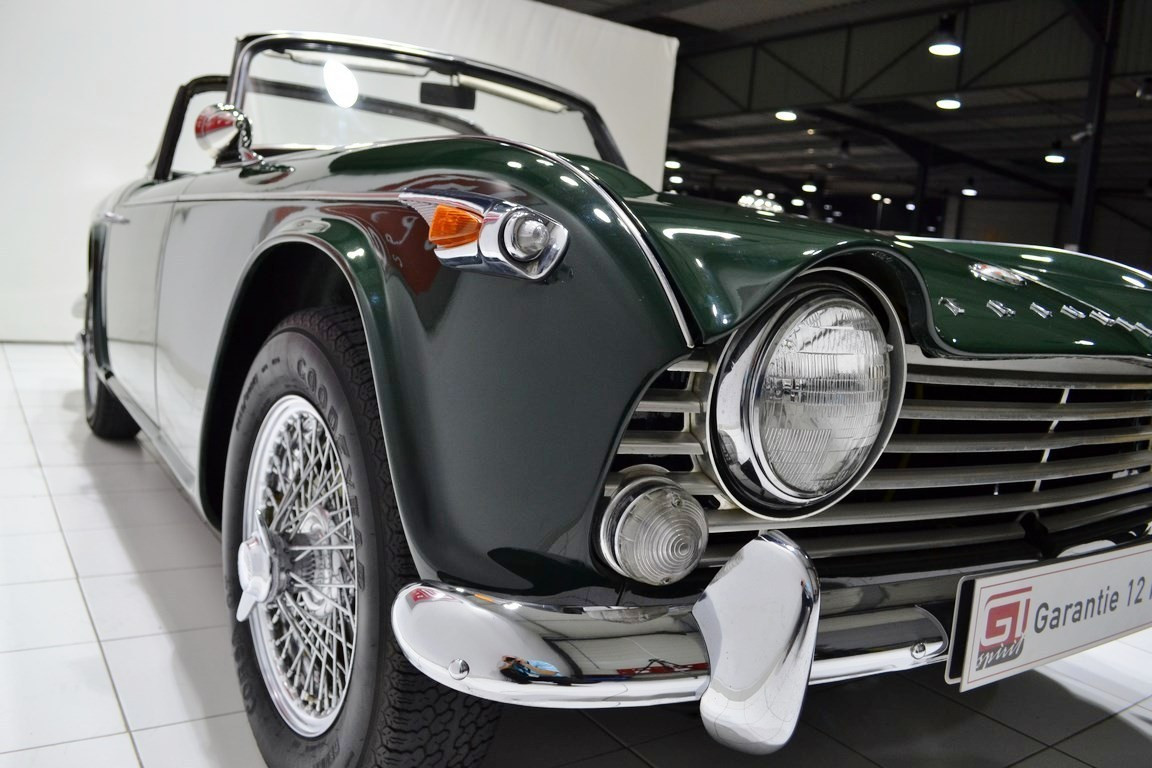 
                                                Voiture
                                                 TRIUMPH TR4 A IRS Surrey Top + OD