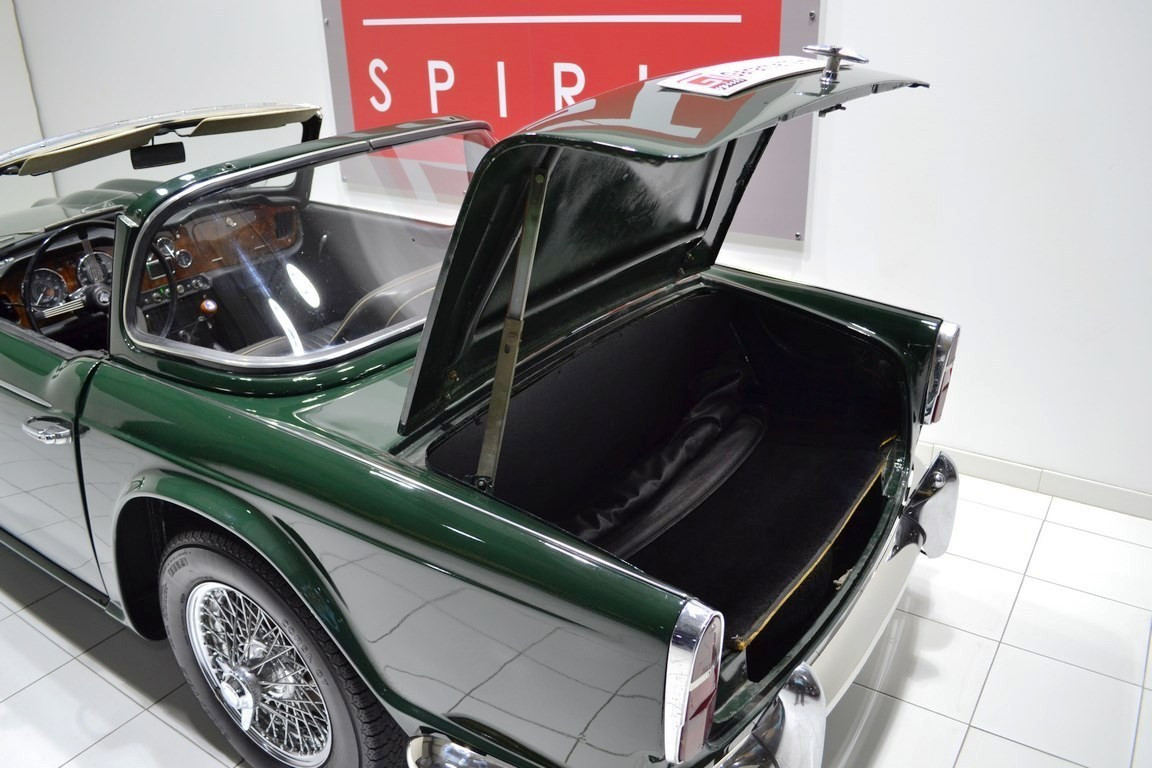 
                                                Voiture
                                                 TRIUMPH TR4 A IRS Surrey Top + OD