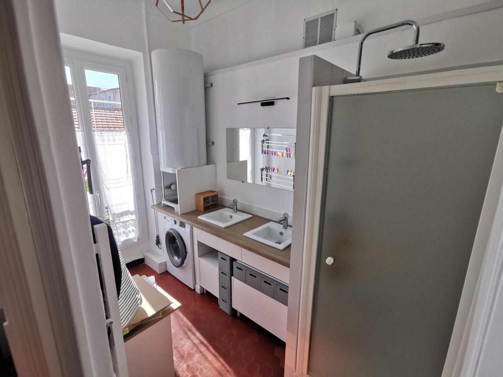 
                                                Location
                                                 Trois pièces hyper centre