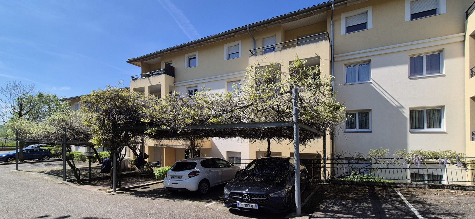 
                                                Vente
                                                 Un appartement de type T2 de 42 m² + extérieur + parking