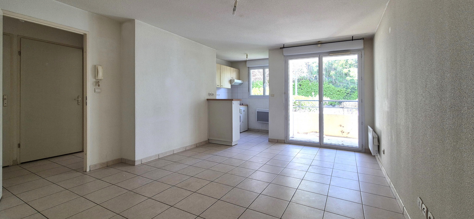 
                                                Vente
                                                 Un appartement de type T2 de 42 m² + extérieur + parking