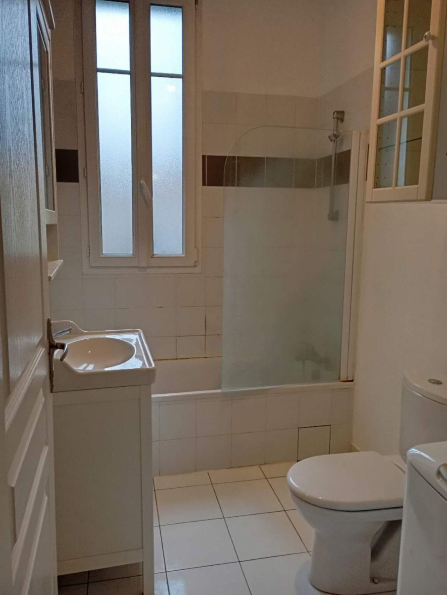 
                                                Location
                                                 Un grand studio équipé, refait neuf, avec jardin