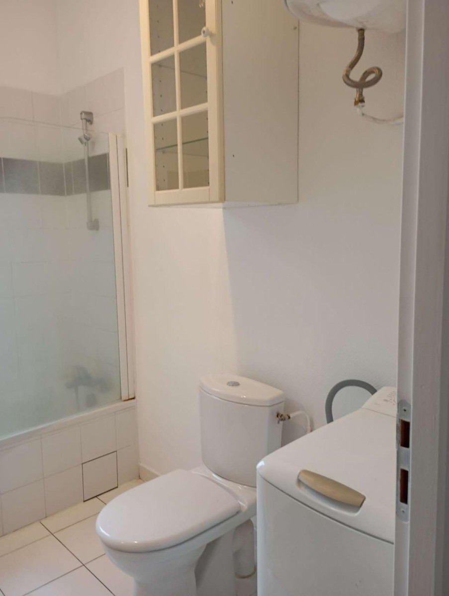 
                                                Location
                                                 Un grand studio équipé, refait neuf, avec jardin