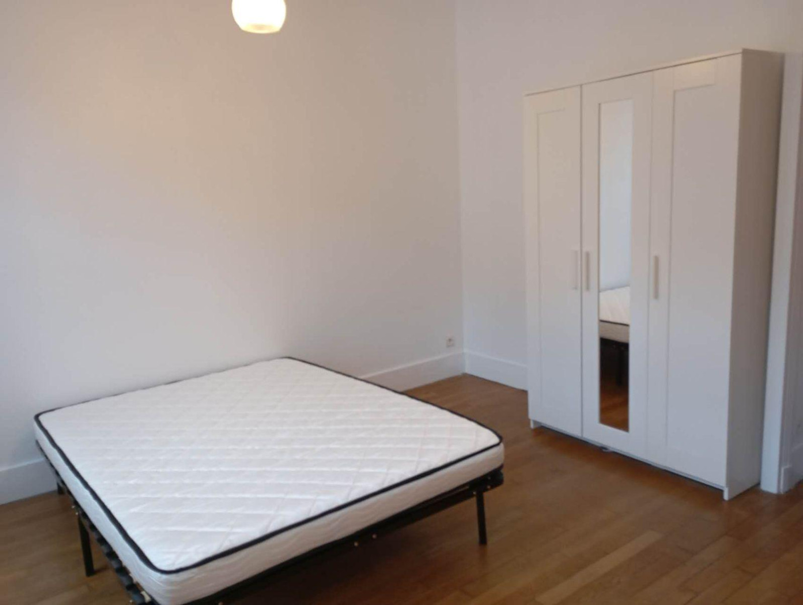 
                                                Location
                                                 Un grand studio équipé, refait neuf, avec jardin