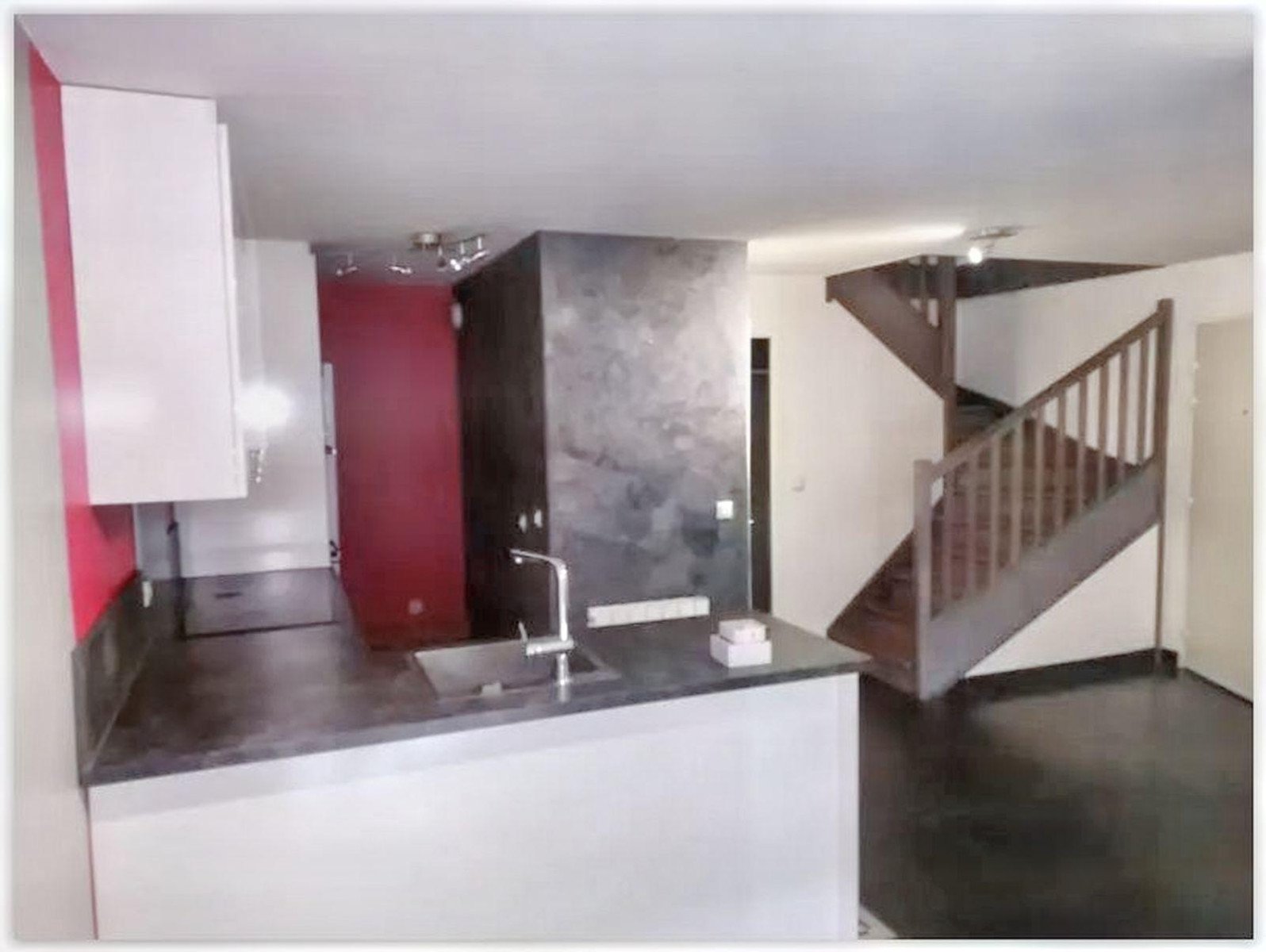 
                                                Location
                                                 Un joli duplex meublé dans une résidence calme