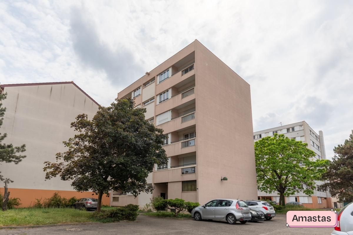 
                                                Colocation
                                                 Une chambre à louer dans une colocation rénovée avec balcon meublé et équipé