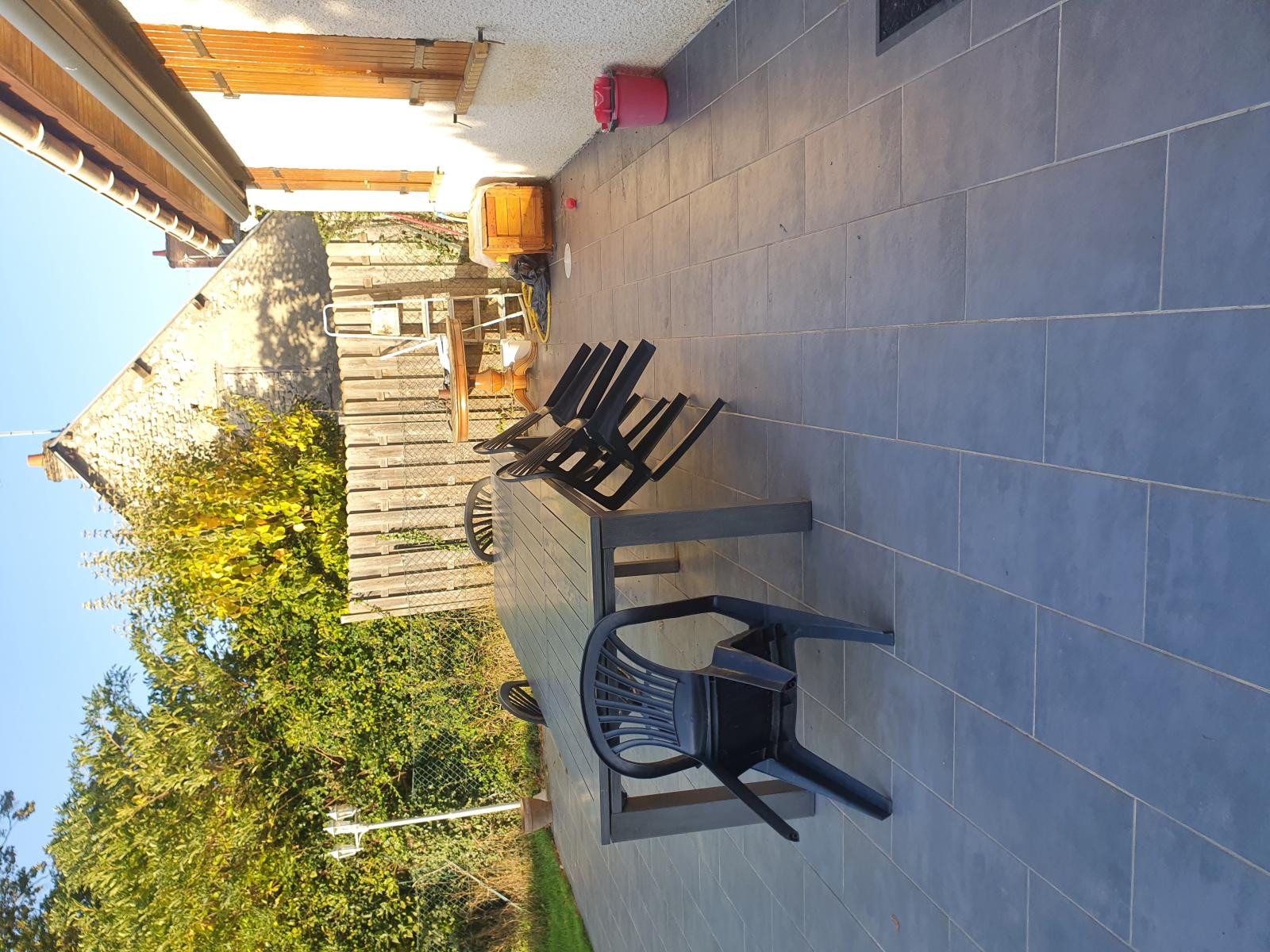 
                                                Location
                                                 Une maison à la campagne. Quel tranquillité