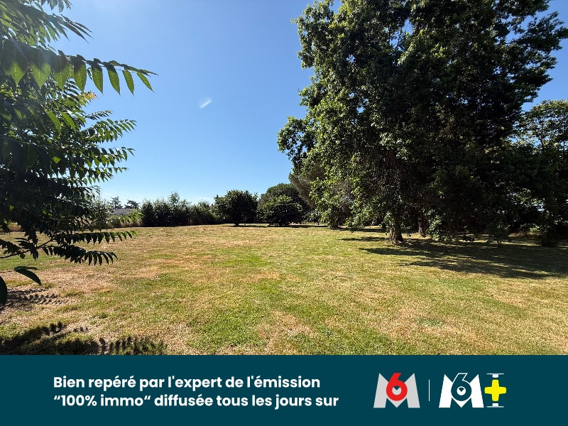 
                                                Vente
                                                 Une maison à usage d'habitation avec terrain attenant