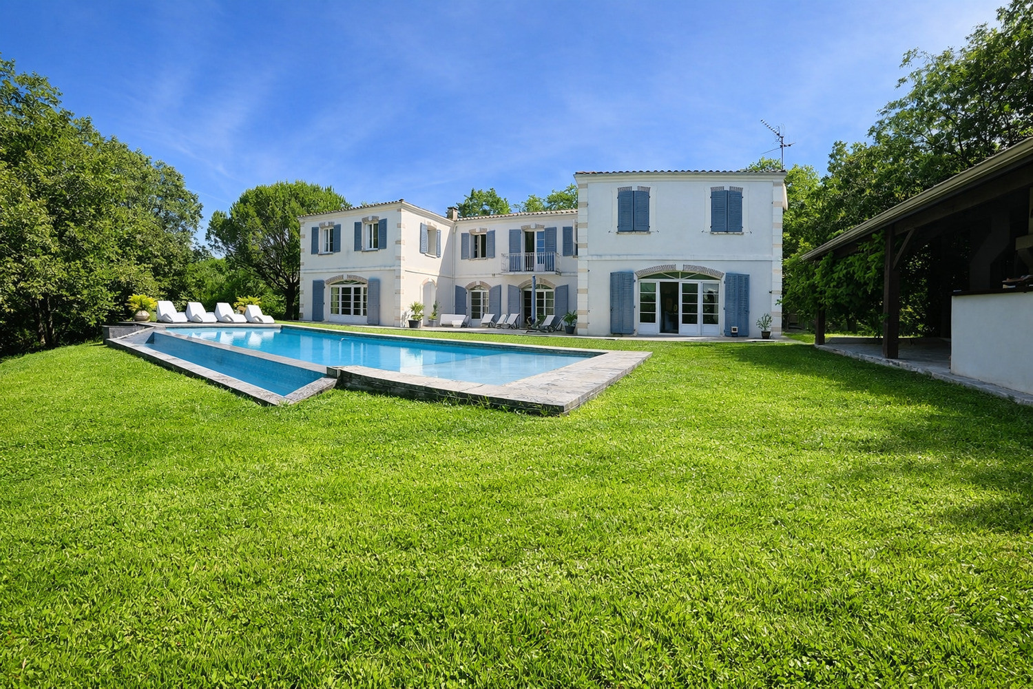 
                                                Vente
                                                 UNE SIGNATURE ARCHITECTURALE AU CŒUR D’UN ÉCR
