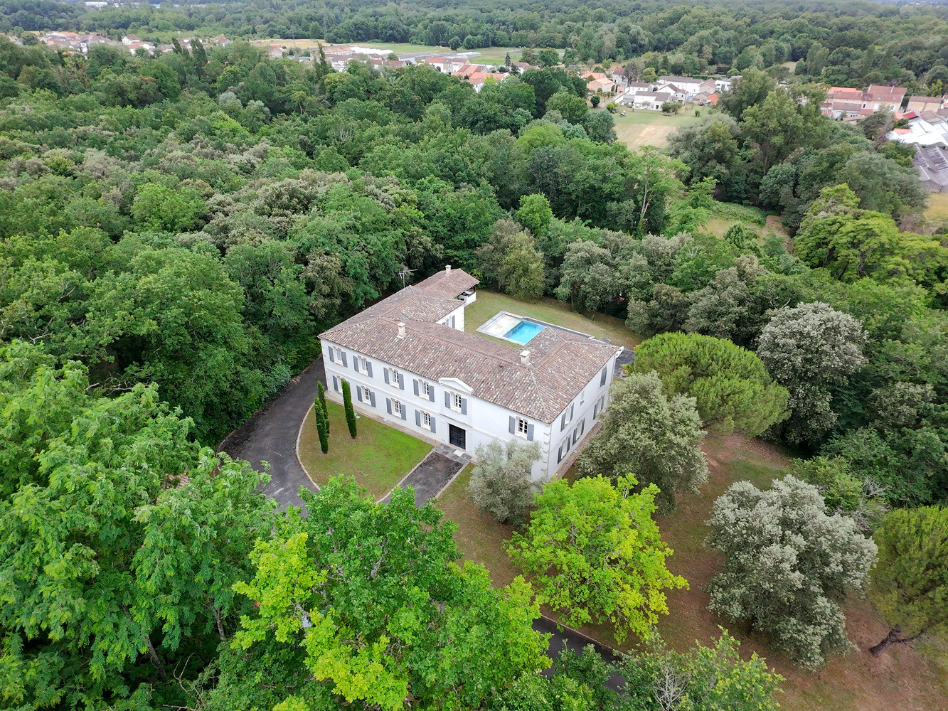 
                                                Vente
                                                 UNE SIGNATURE ARCHITECTURALE AU CŒUR D’UN ÉCR