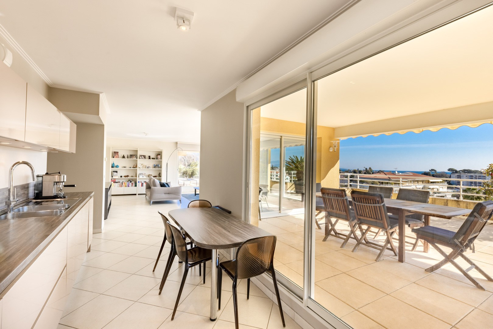 
                                                Location
                                                 UNIQUE - Antibes résidentiel- Véritable penthouse meublé à l'année - 3 790 € / mois