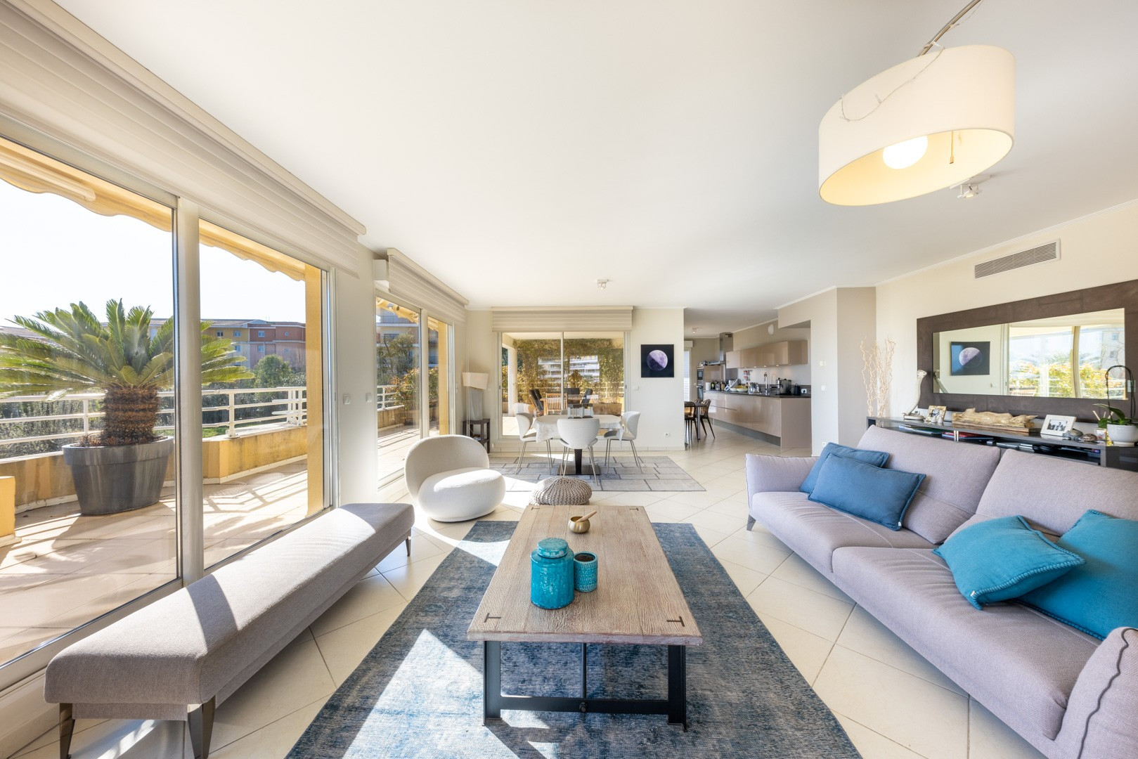 
                                                Location
                                                 UNIQUE - Antibes résidentiel- Véritable penthouse meublé à l'année - 3 790 € / mois