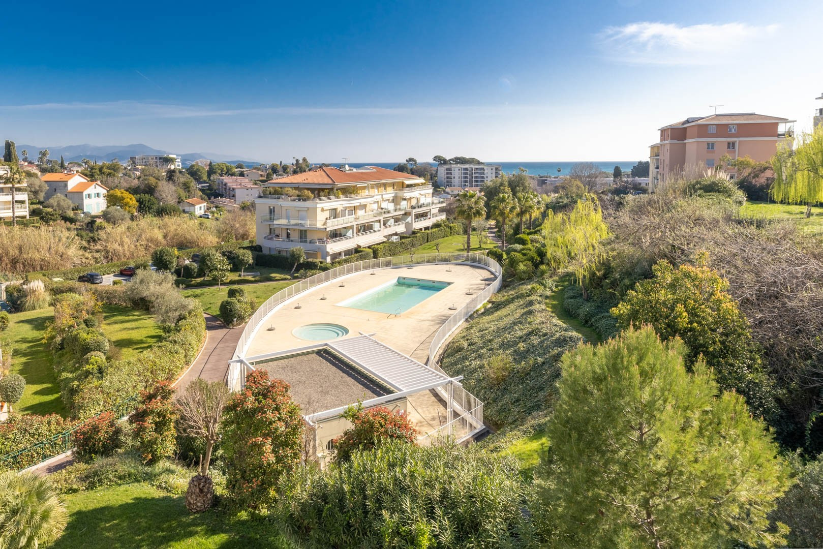 
                                                Location
                                                 UNIQUE - Antibes résidentiel- Véritable penthouse meublé à l'année - 3 790 € / mois