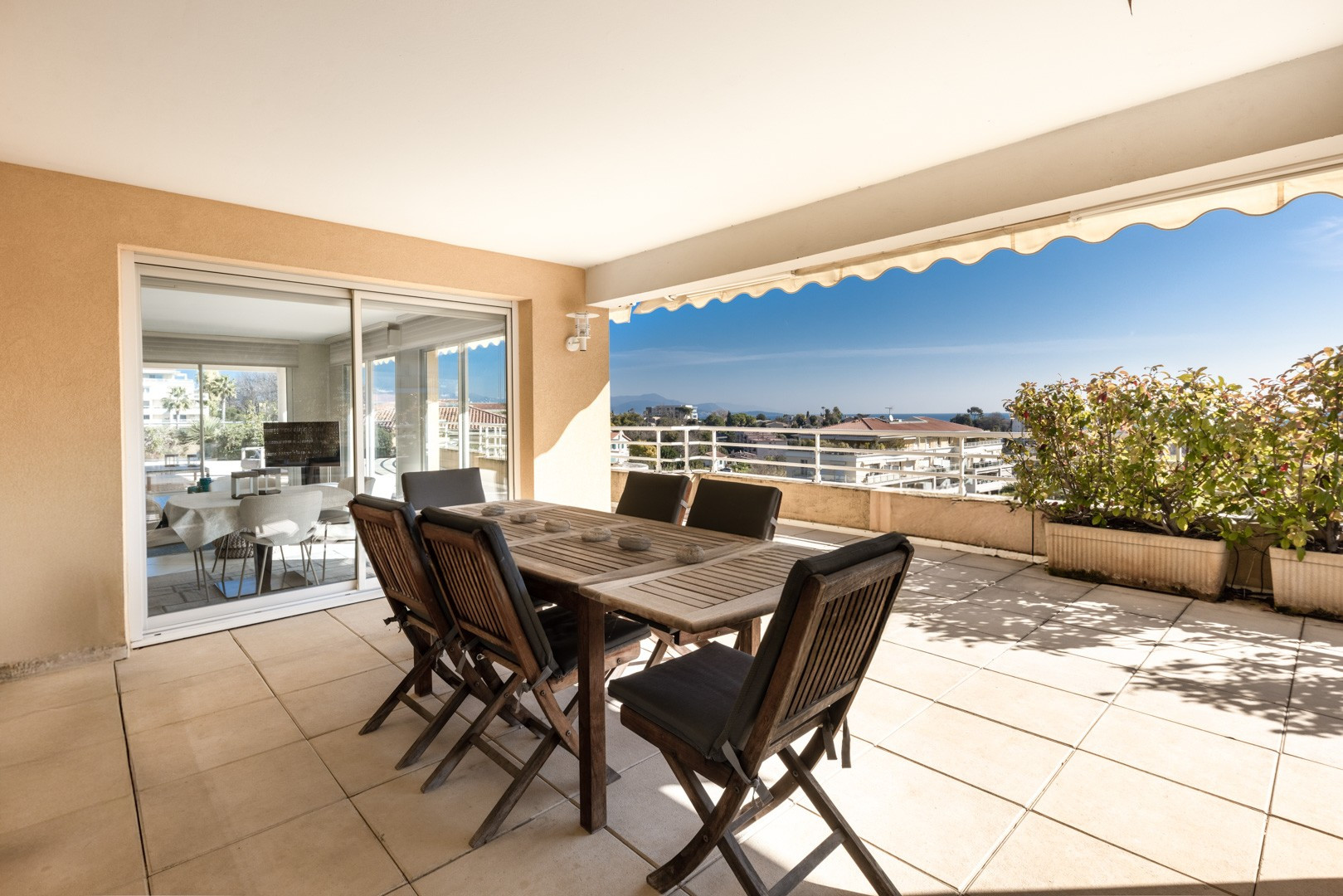 
                                                Location
                                                 UNIQUE - Antibes résidentiel- Véritable penthouse meublé à l'année - 3 790 € / mois