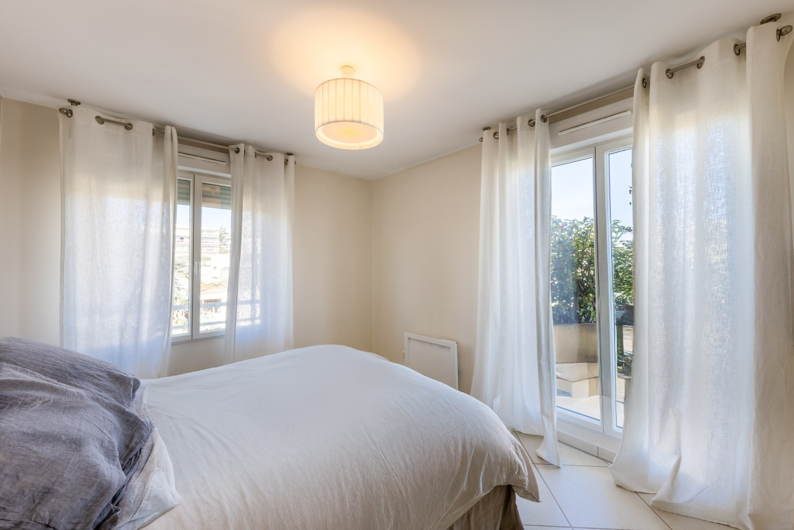 
                                                Location
                                                 UNIQUE - Antibes résidentiel- Véritable penthouse meublé à l'année - 3 790 € / mois