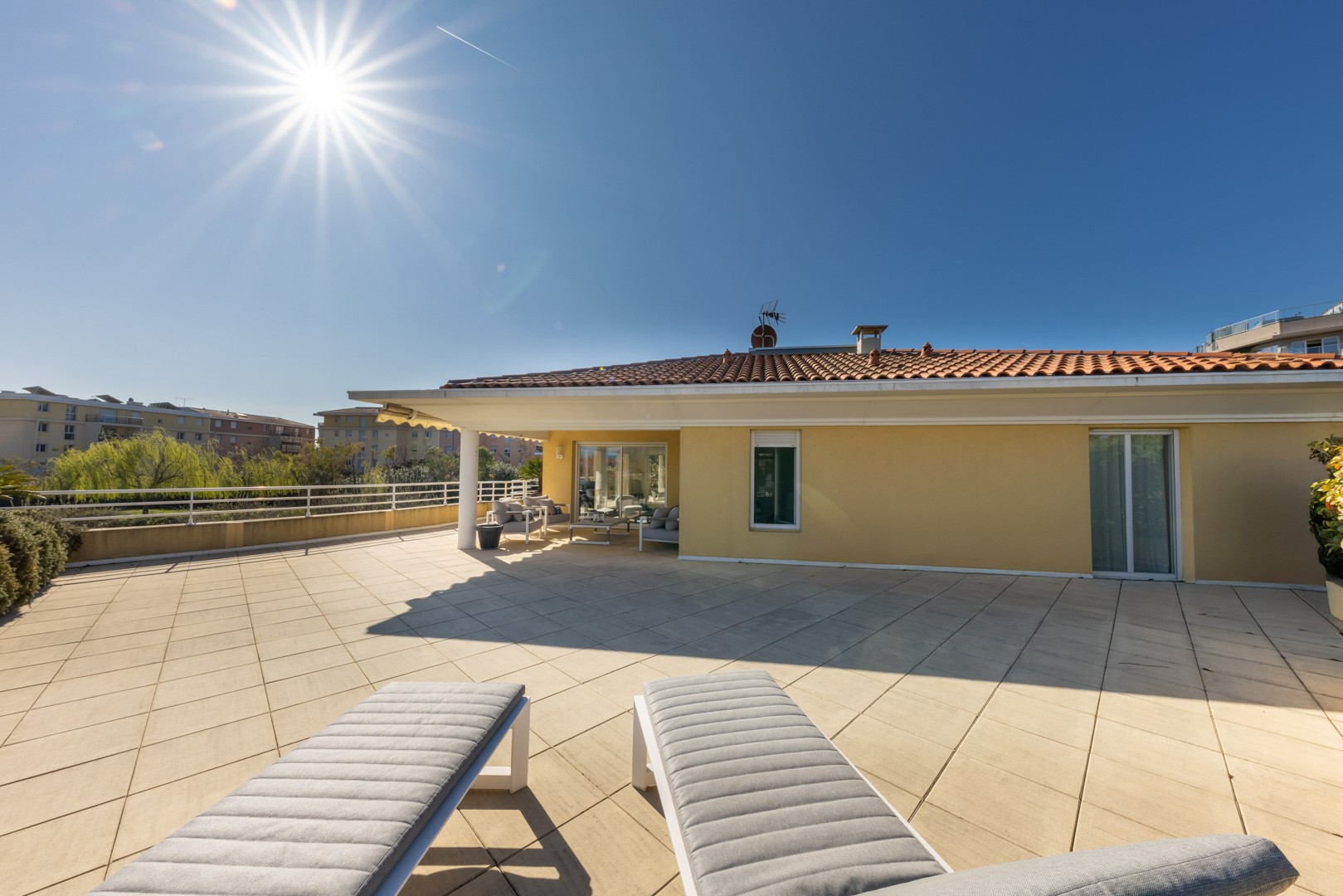 
                                                Location
                                                 UNIQUE - Antibes résidentiel- Véritable penthouse meublé à l'année - 3 790 € / mois