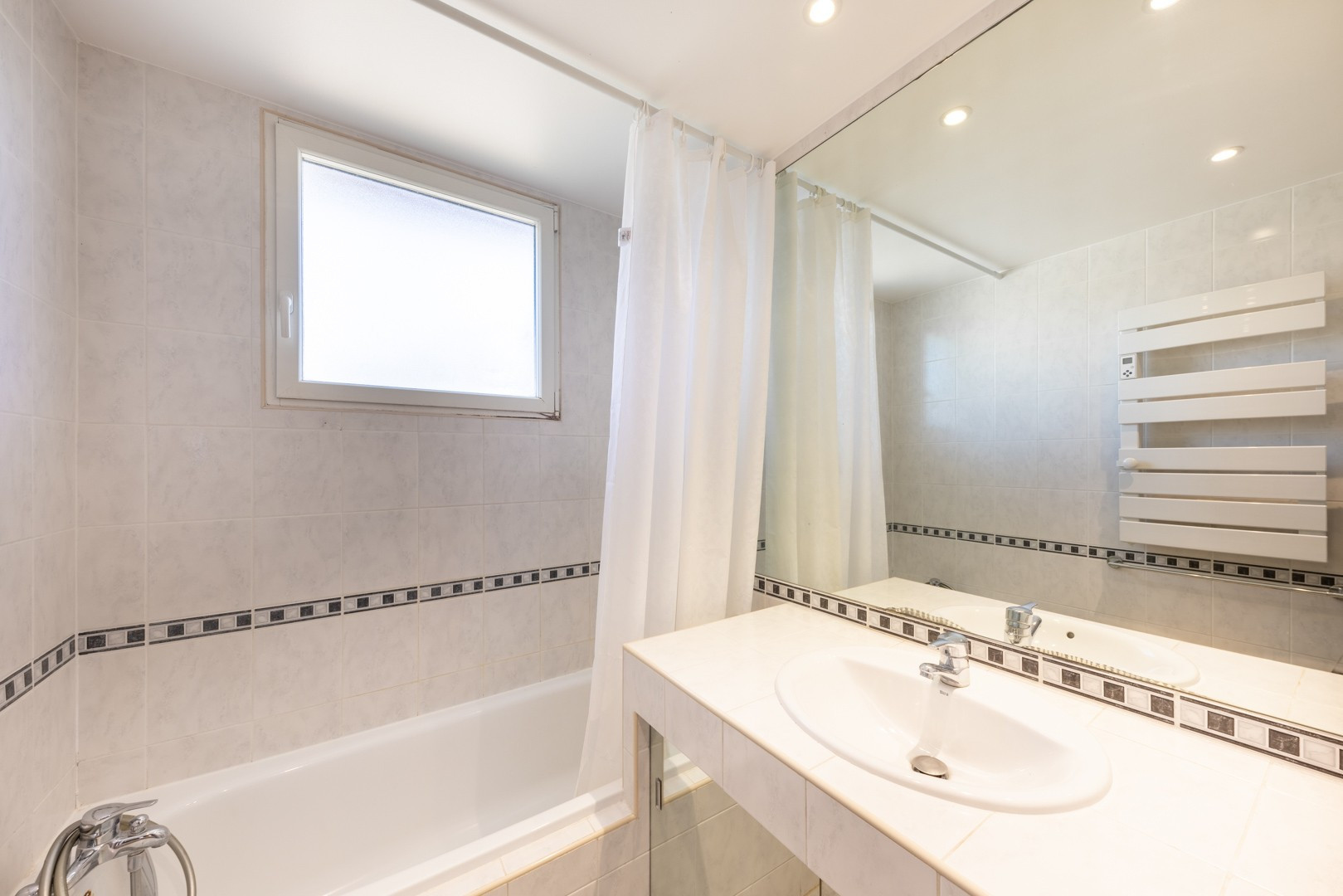 
                                                Location
                                                 UNIQUE - Antibes résidentiel- Véritable penthouse meublé à l'année - 3 790 € / mois