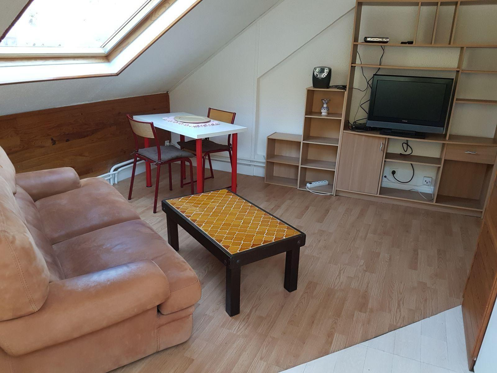 
                                                Location
                                                 URIAGE F2 très calme