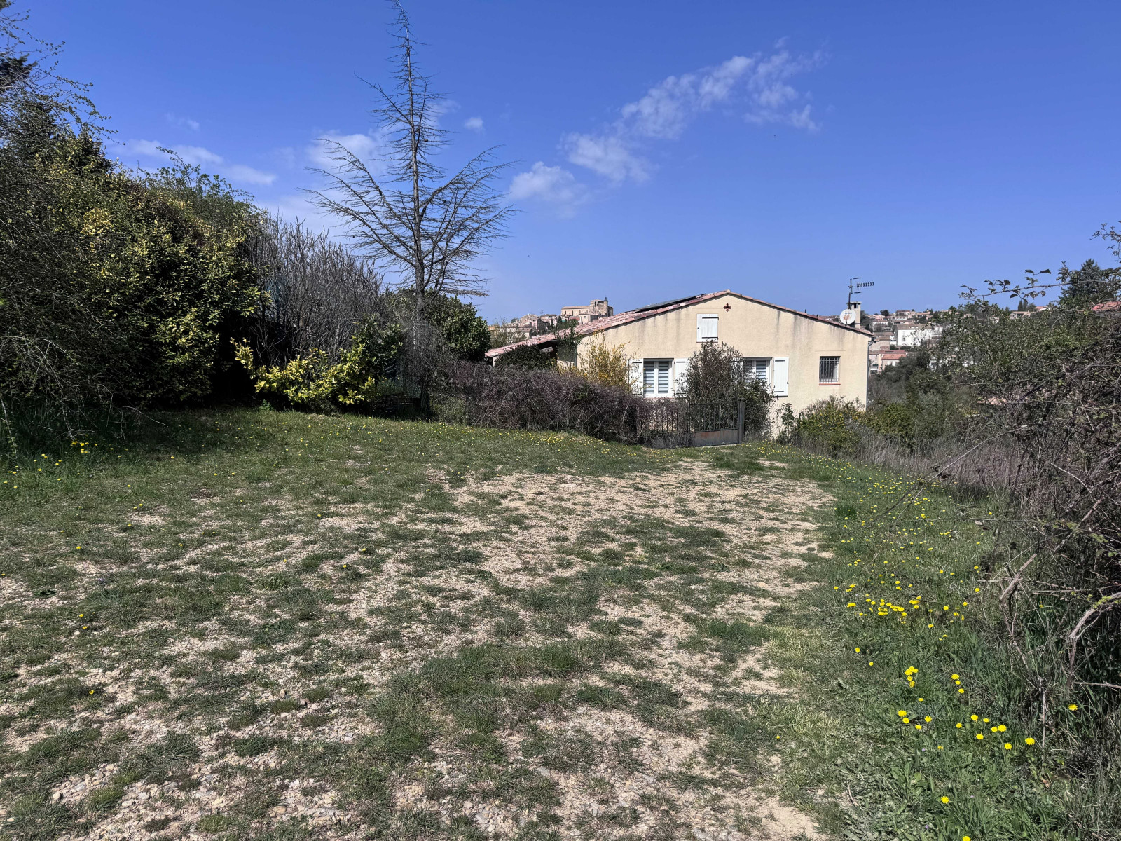 
                                                Vente
                                                 Valensole, terrain constructible de 3949 m2.