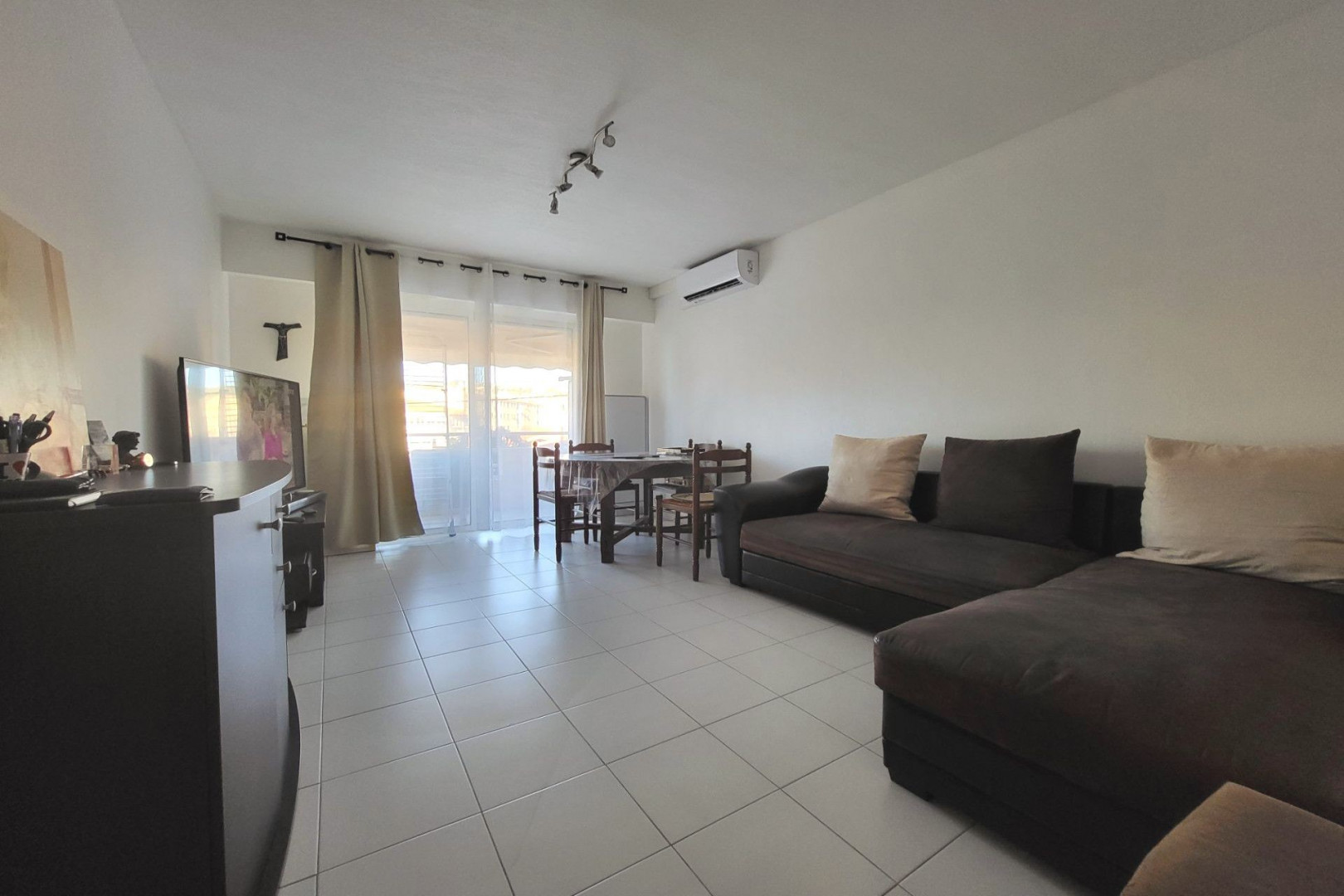 
                                                Vente
                                                 Vallauris au calme et proche des commodités.