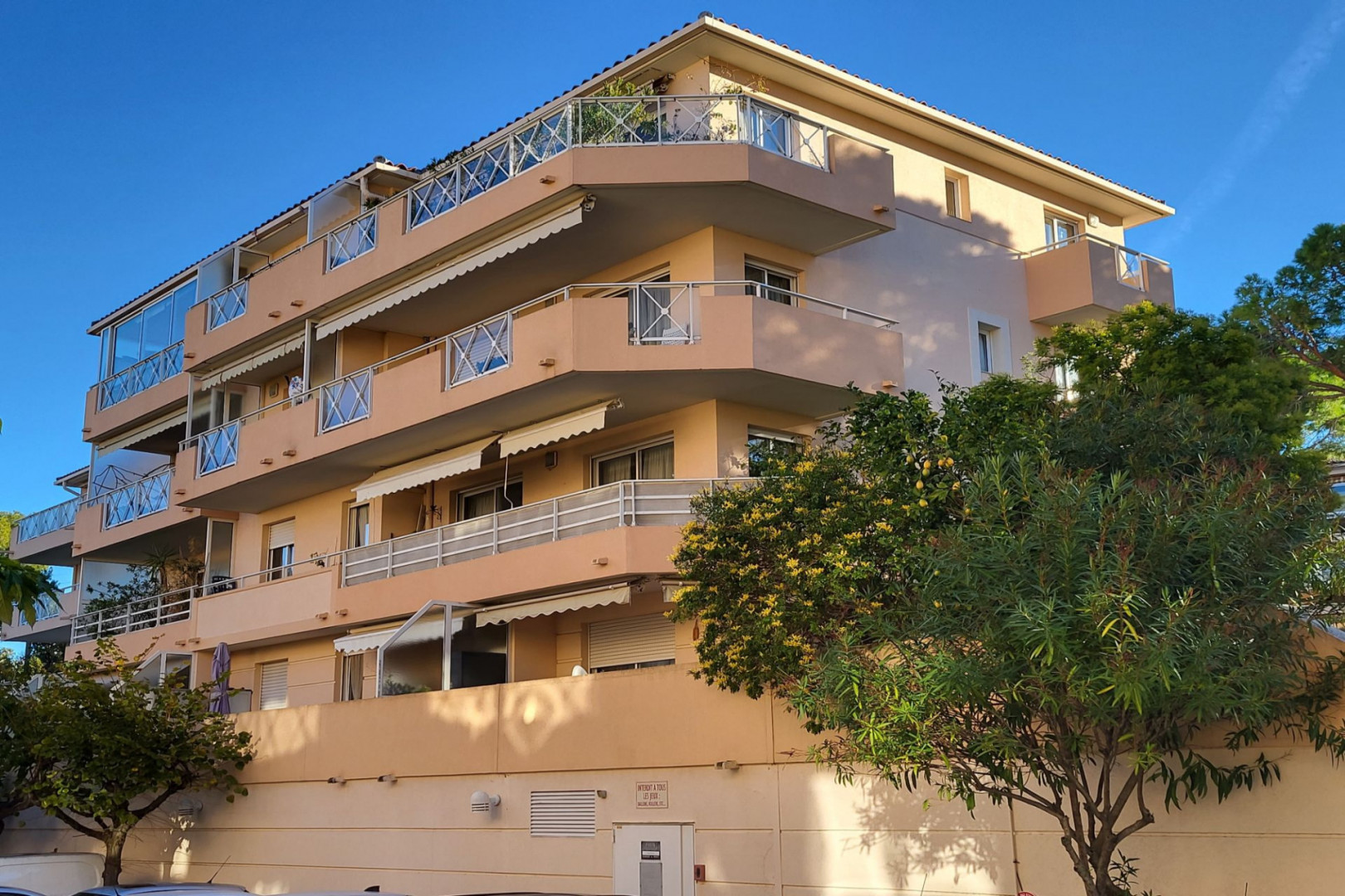 
                                                Vente
                                                 Vallauris au calme et proche des commodités.