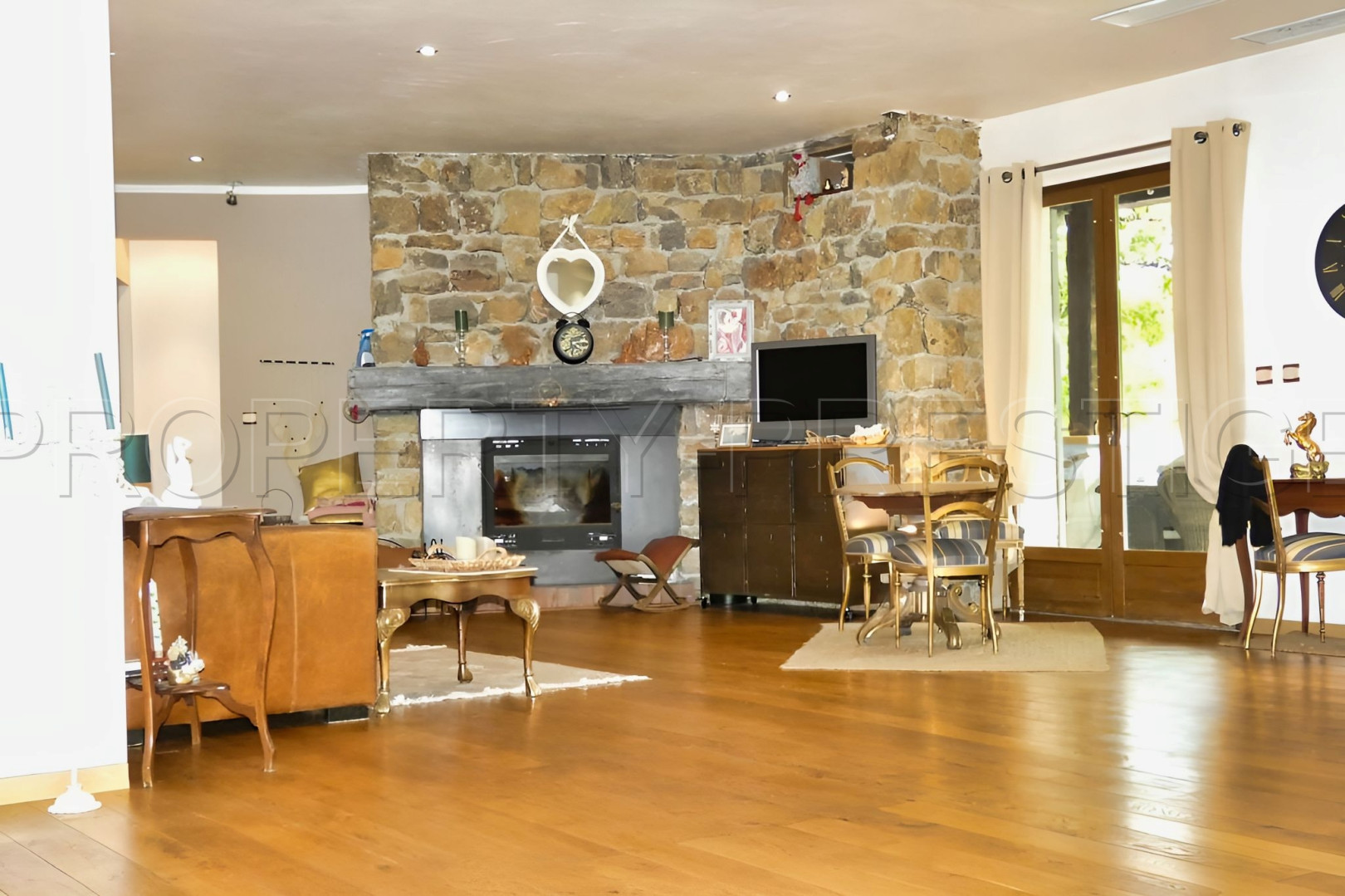
                                                Vente
                                                 VAR FAYENCE PROPRIETE 6800 M² ET VILLA 180 M²