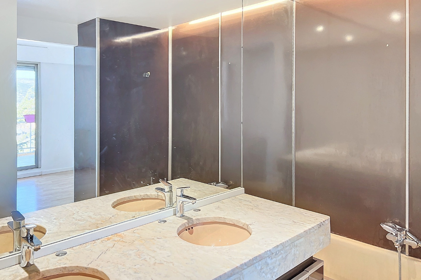 
                                                Location
                                                 Vaste 4 Pièces lumineux 118 m²