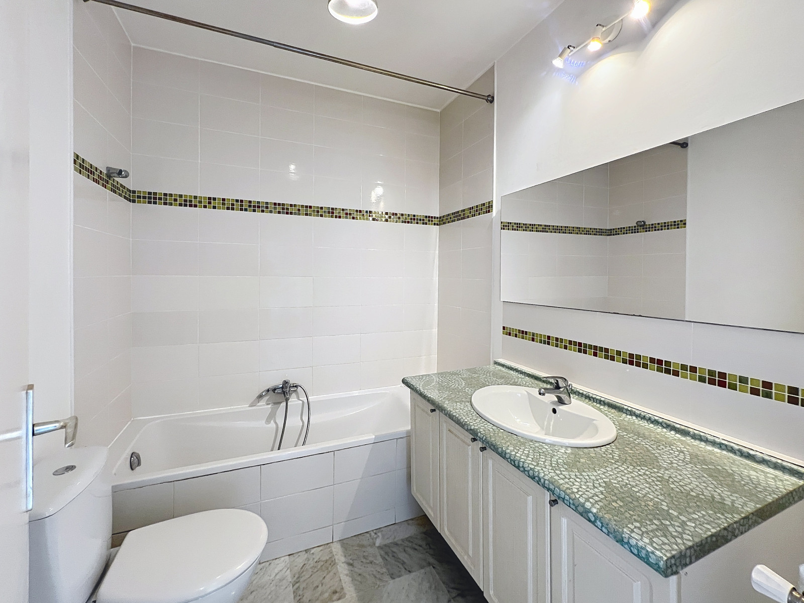 
                                                Location
                                                 Vaste 4 Pièces lumineux 118 m²