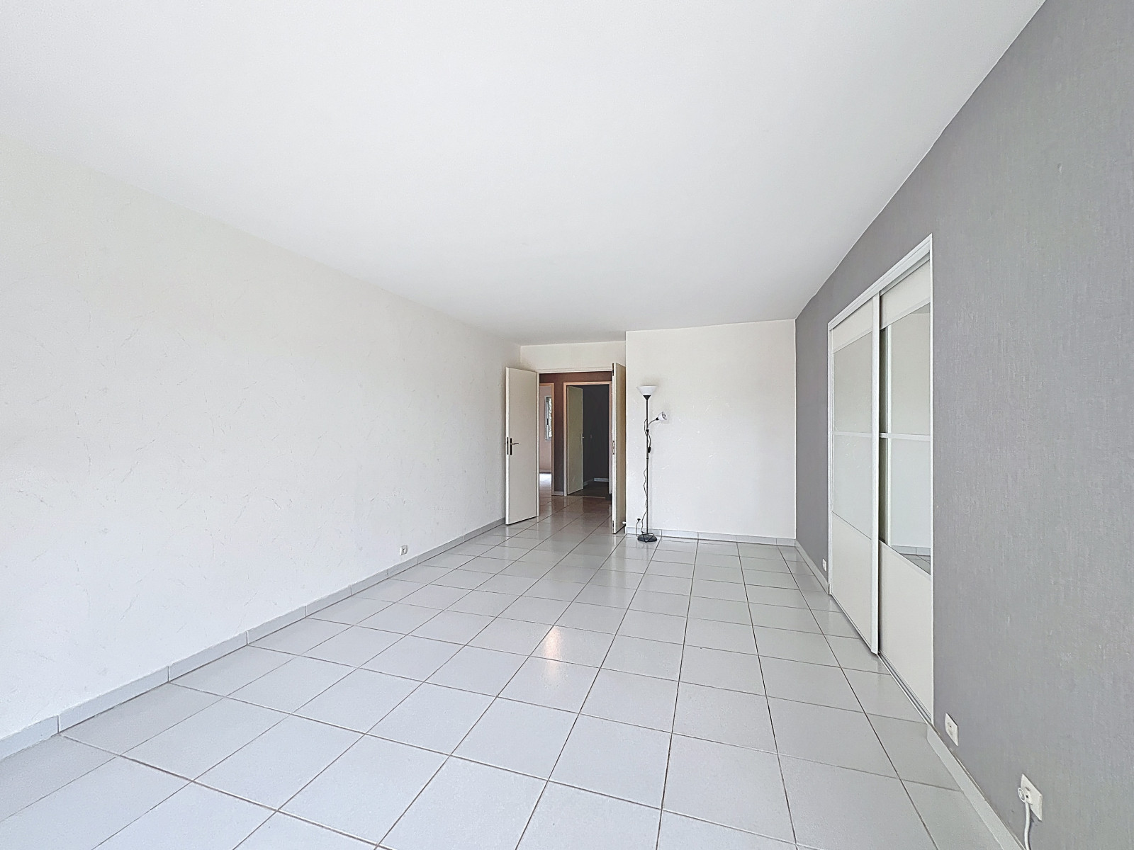 
                                                Location
                                                 Vaste appartement 4 pièces