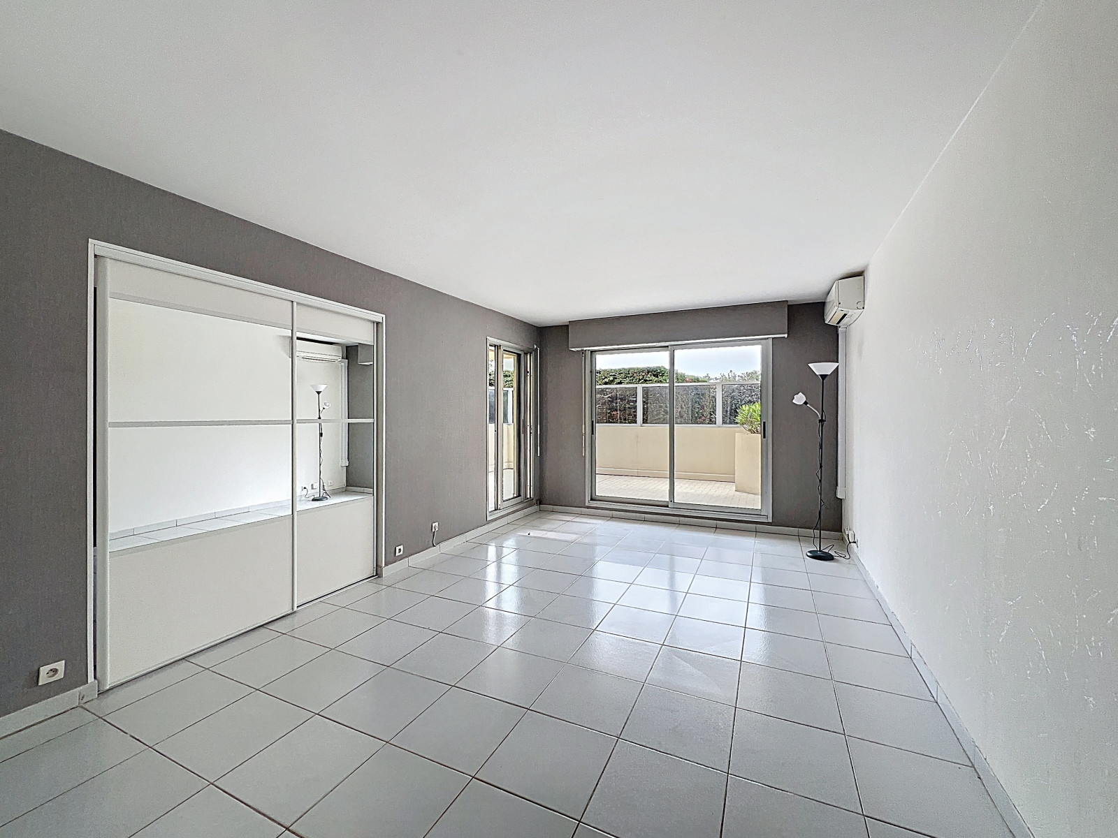 
                                                Location
                                                 Vaste appartement 4 pièces