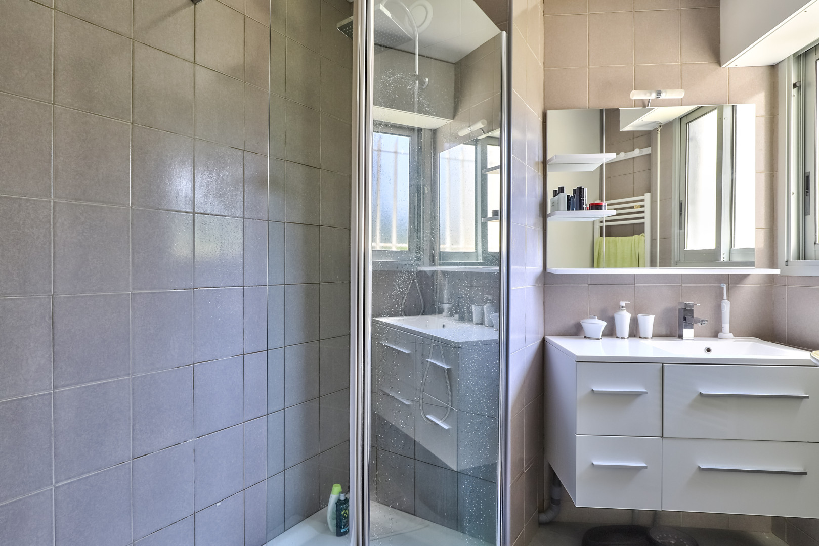 
                                                Location
                                                 Vaste appartement 4 pièces