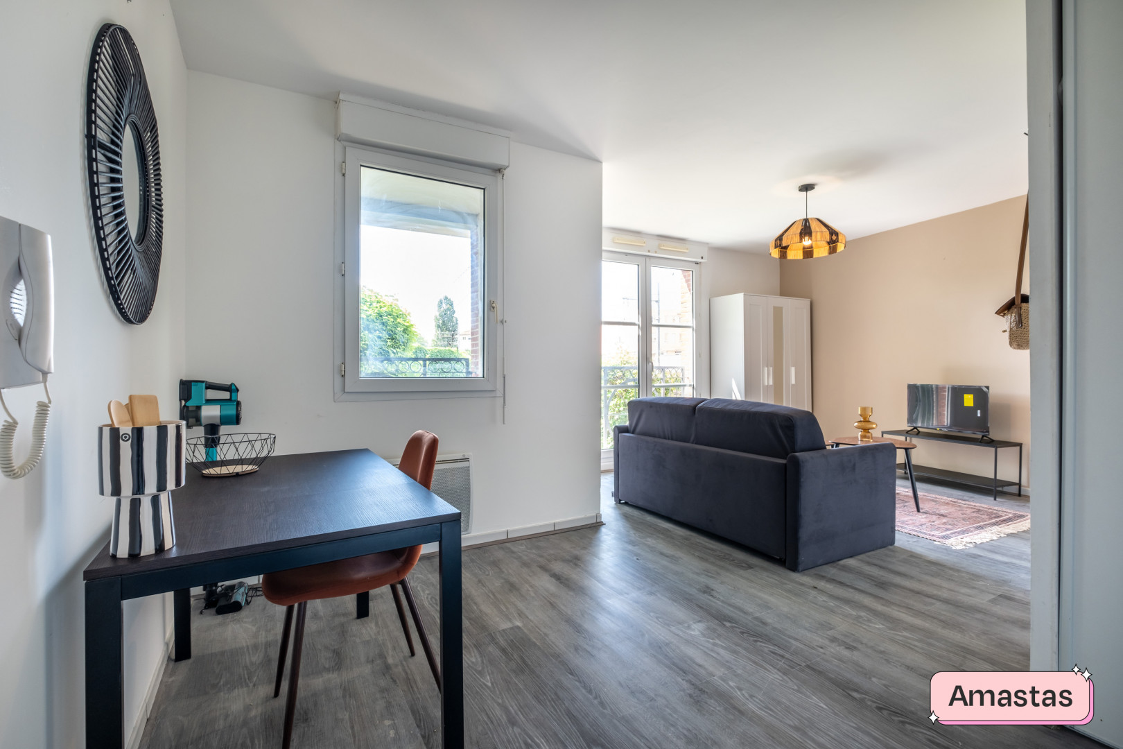 
                                                Location
                                                 Vaste studio 29m² avec terrasse et pkg Pont des Demoiselles