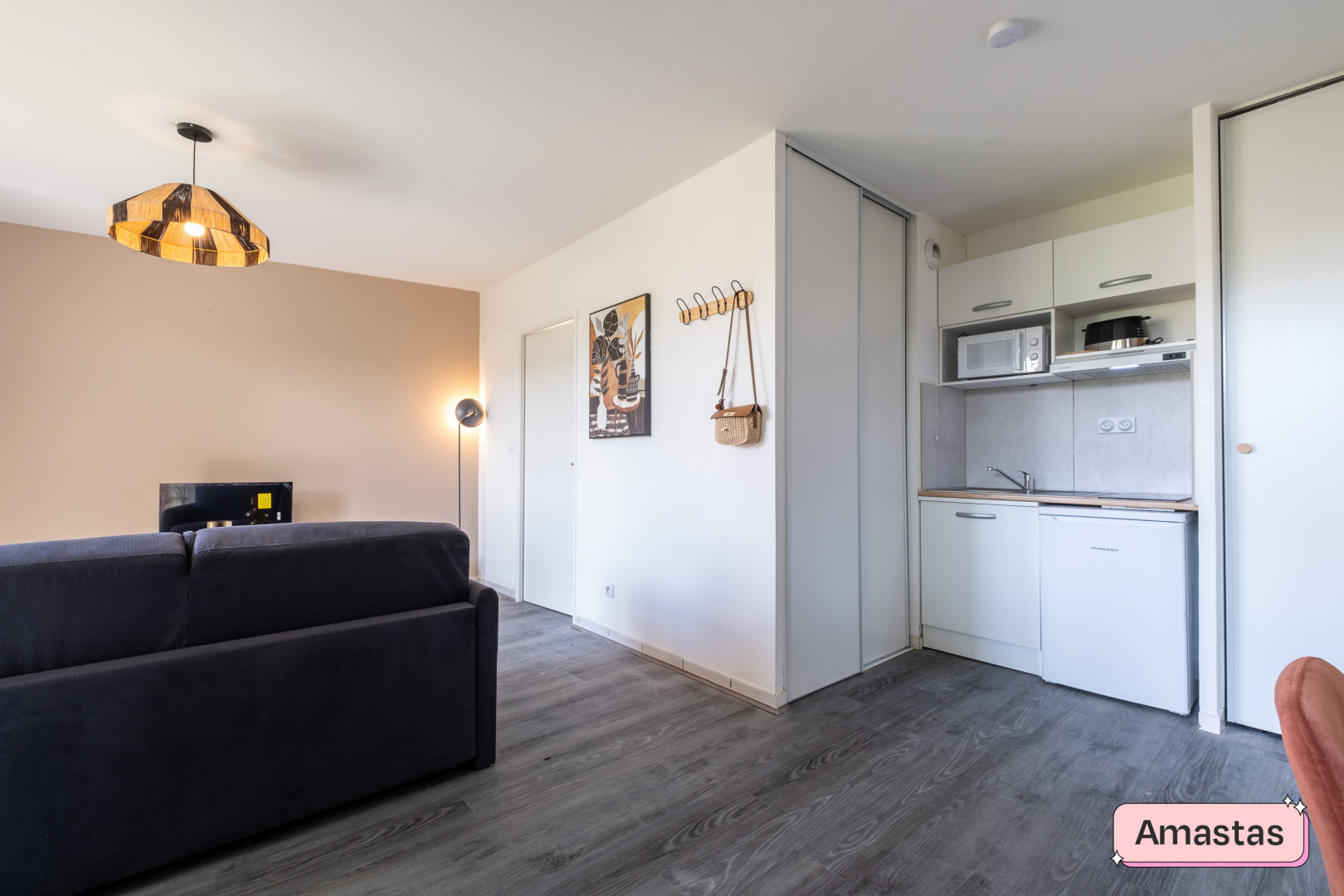 
                                                Location
                                                 Vaste studio 29m² avec terrasse et pkg Pont des Demoiselles