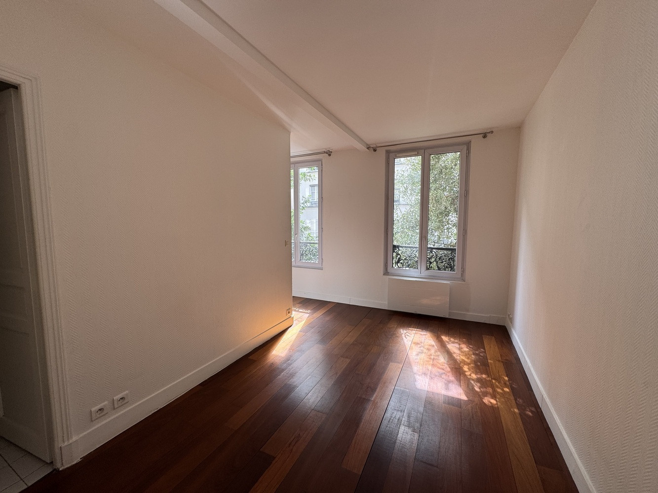 
                                                Location
                                                 Vaste studio avec grand espace nuit