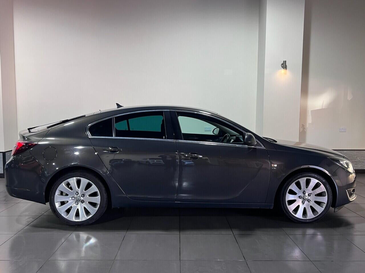 Voiture
                                                 Vauxhall Insignia 2.0 CDTi ecoFLEX Elite Nav Hatchback 5dr Diesel Manual Euro 6 (s/s) (170 ps)