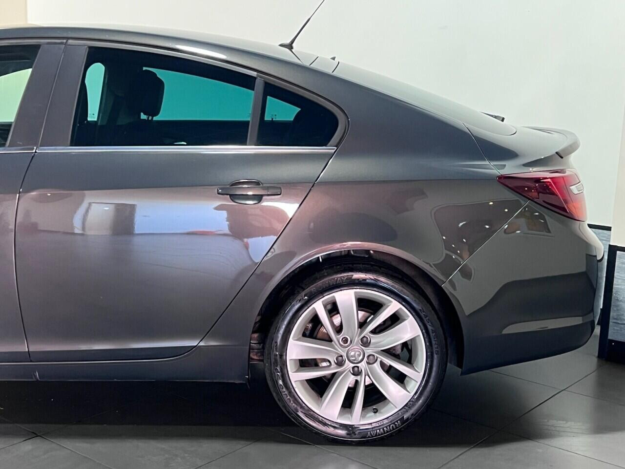 Voiture
                                                 Vauxhall Insignia 2.0 CDTi ecoFLEX SRi Hatchback 5dr Diesel Manual Euro 5 (s/s) (140 ps)