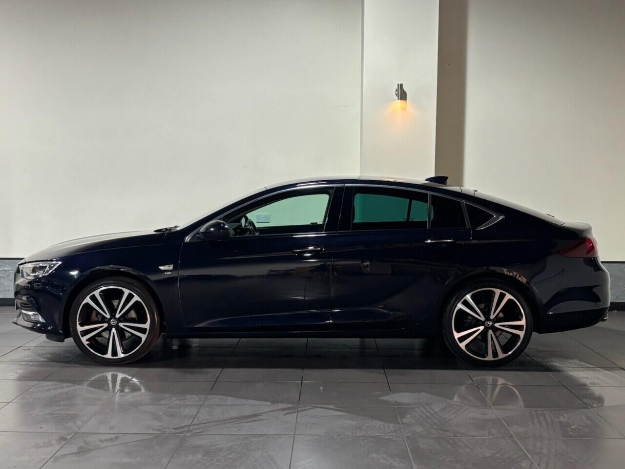 Voiture
                                                 Vauxhall Insignia 2.0 Turbo D BlueInjection Elite Nav Grand Sport 5dr Diesel Manual Euro 6 (s/s) (170 ps)